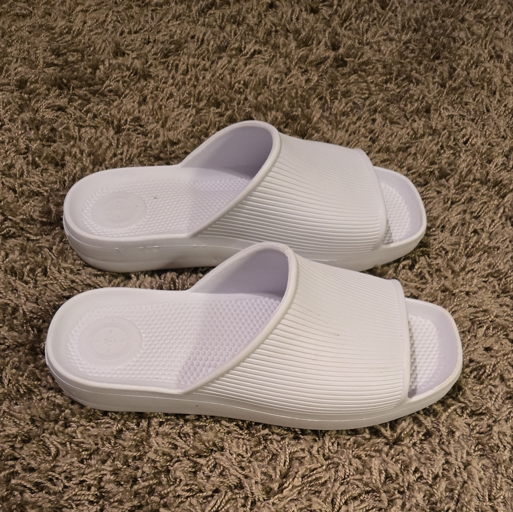 Women Totes Slide Sandals Size 8